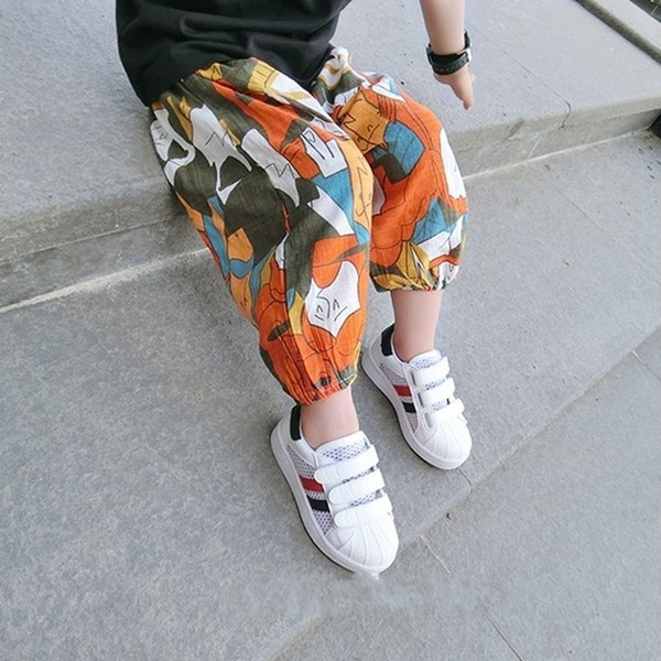 Καλοκαίρι και πολύχρωμα παντελόνια για τα αγόρια και τα κορίτσια σε ένα ευρύ μοντέλο