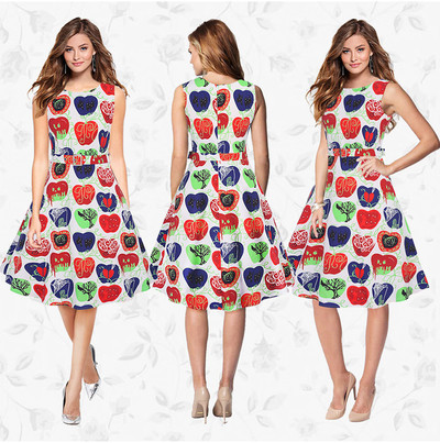 Κυρίες μύδια καθημερινό φόρεμα με πολλά ενδιαφέροντα και όμορφα διαμορφωμένο μοτίβα