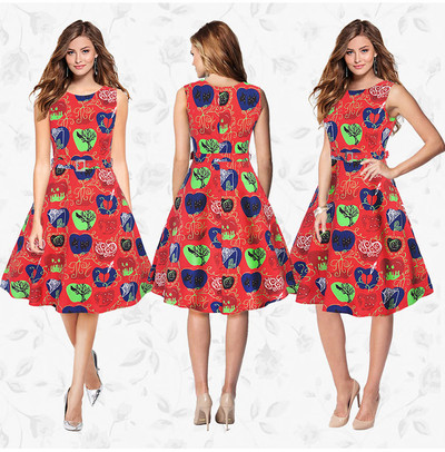 Κυρίες μύδια καθημερινό φόρεμα με πολλά ενδιαφέροντα και όμορφα διαμορφωμένο μοτίβα