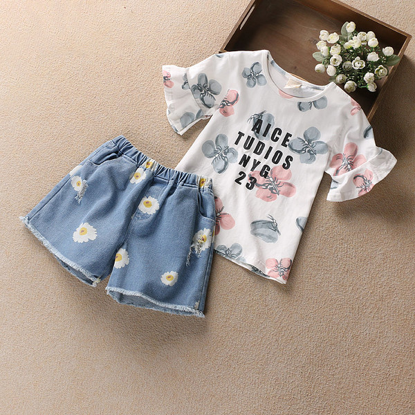 Όμορφο παιδικό σετ για κορίτσια - σορτς με λουλούδια κεντήματος και μπλούζα με κοντό μανίκι με λουλούδια 