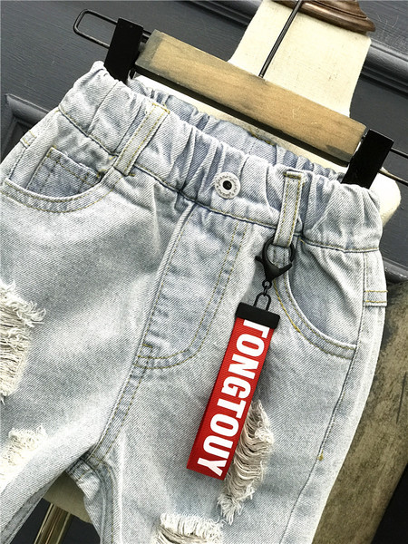 Κομψά παιδικά τζιν για αγόρια σε ανοιχτόχρωμο χρώμα και ραγισμένα