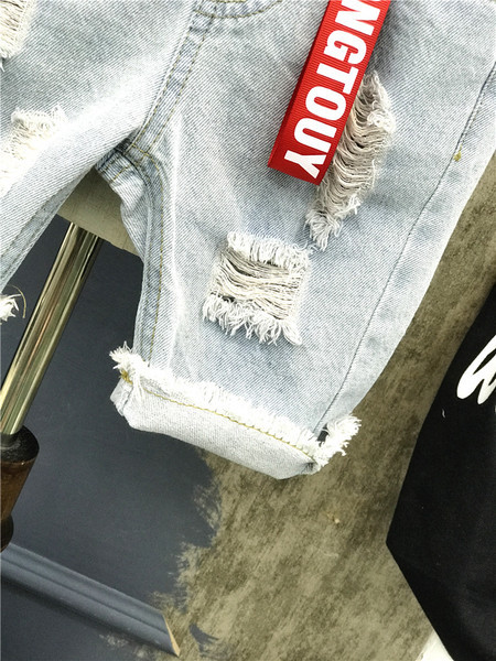 Κομψά παιδικά τζιν για αγόρια σε ανοιχτόχρωμο χρώμα και ραγισμένα