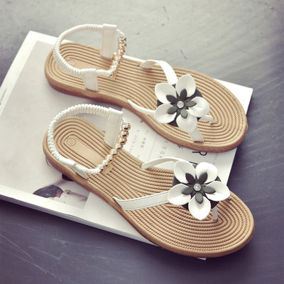 Όμορφες κυρίες σανδάλια με διακόσμηση λουλουδιών και μεταλλικά σφαιρίδια