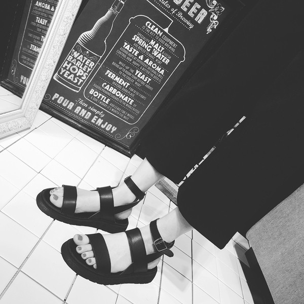 Κομψή, δερμάτινα σανδάλια