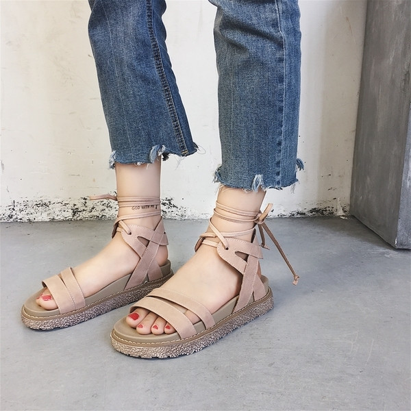 Καθημερινά κυρίες σανδάλια με μακρά δεσμούς, μαύρο και καφέ