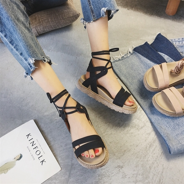 Καθημερινά κυρίες σανδάλια με μακρά δεσμούς, μαύρο και καφέ