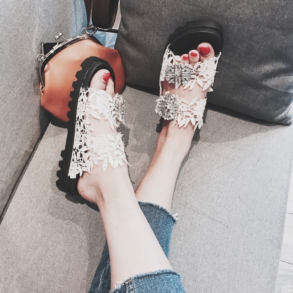 Casual γυναικεία σανδάλια σε μαύρο και άσπρο χρώμα