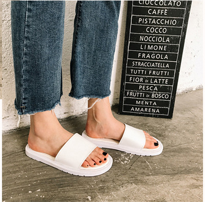 Γυναικείες παντόφλες κατάλληλες για παραλία σε μαύρο, λευκό και ροζ χρώμα