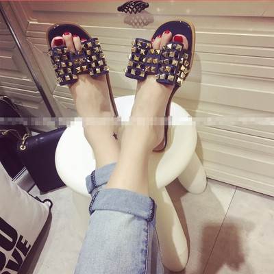 Άνετες γυναικείες παντόφλες με μεταλλικά τρουξ