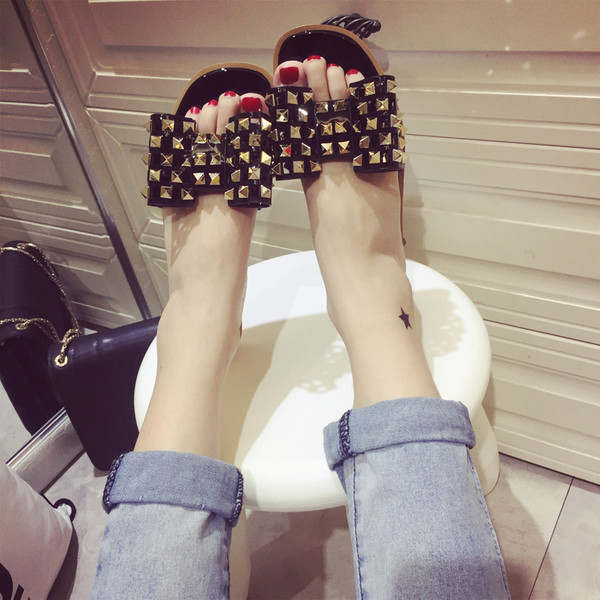 Άνετες γυναικείες παντόφλες με μεταλλικά τρουξ