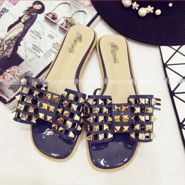 Άνετες γυναικείες παντόφλες με μεταλλικά τρουξ