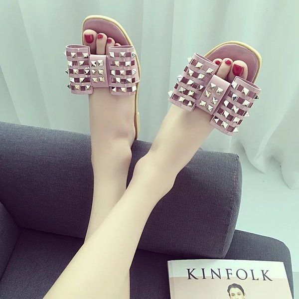 Άνετες γυναικείες παντόφλες με μεταλλικά τρουξ