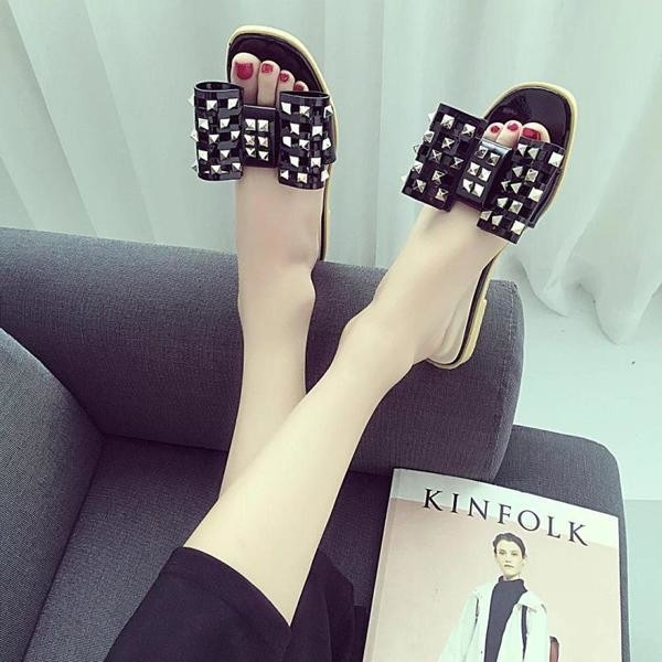 Άνετες γυναικείες παντόφλες με μεταλλικά τρουξ