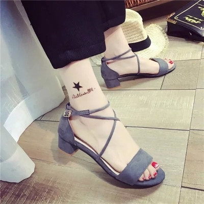 Κομψό κυρίες σανδάλια με σταυρωμένα τα λουριά και μια μικρή ρεύμα σε μαύρο, ροζ και γκρι