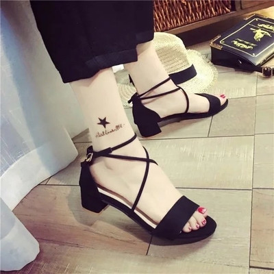 Κομψό κυρίες σανδάλια με σταυρωμένα τα λουριά και μια μικρή ρεύμα σε μαύρο, ροζ και γκρι