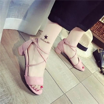 Κομψό κυρίες σανδάλια με σταυρωμένα τα λουριά και μια μικρή ρεύμα σε μαύρο, ροζ και γκρι