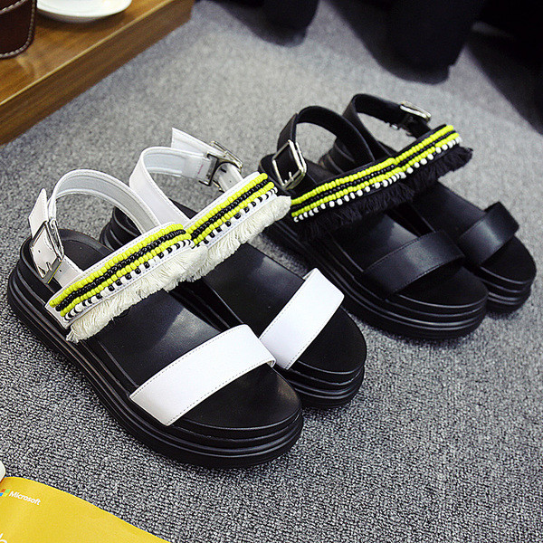 Καθημερινά κυρίες δερμάτινα σανδάλια με κρόσσια σε μαύρο και άσπρο