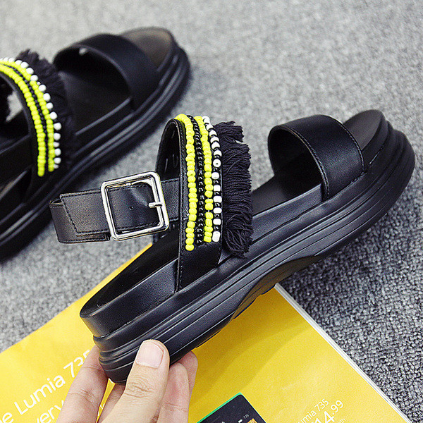 Καθημερινά κυρίες δερμάτινα σανδάλια με κρόσσια σε μαύρο και άσπρο