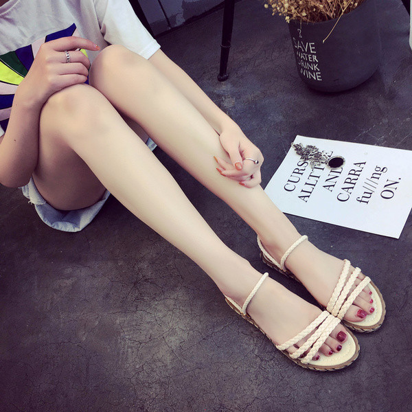 Φρέσκα σανδάλια για τις κυρίες με υφαντά λουριά
