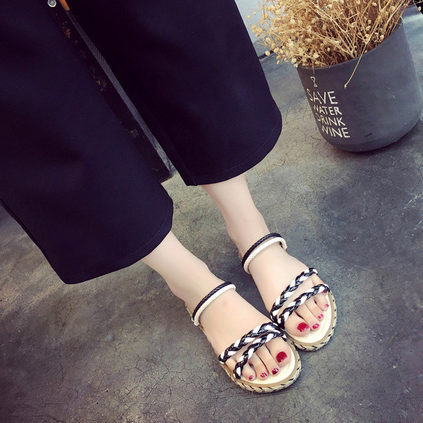 Φρέσκα σανδάλια για τις κυρίες με υφαντά λουριά