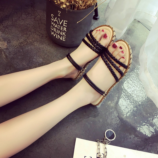 Φρέσκα σανδάλια για τις κυρίες με υφαντά λουριά