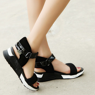 σανδάλια αθλητισμού των γυναικών σε γκρι και μαύρο