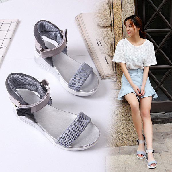 σανδάλια αθλητισμού των γυναικών σε γκρι και μαύρο