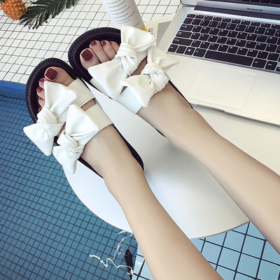 Γυναικείες παντόφλες με κορδέλα σε μαύρο και άσπρο χρώμα