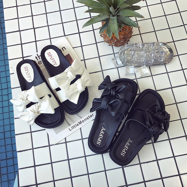 Γυναικείες παντόφλες με κορδέλα σε μαύρο και άσπρο χρώμα