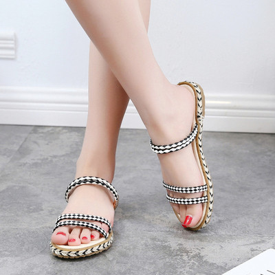 Πολύχρωμες γυναικείες παντόφλες σε διαφορετικά χρώματα