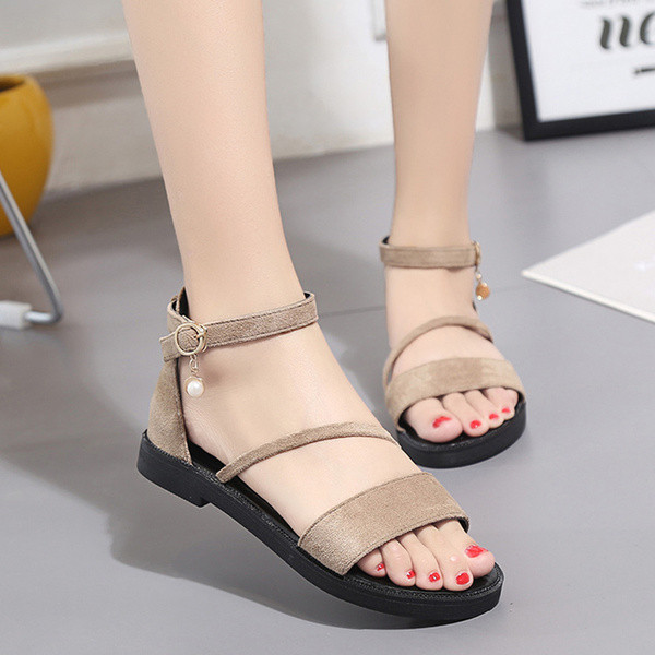 Απλή κυρίες σανδάλια σε μαύρο, καφέ και μπεζ χρώμα