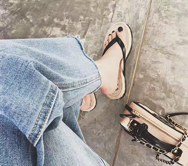 Casual γυναικείες παντόφλες  σε λευκό και μαύρο χρώμα