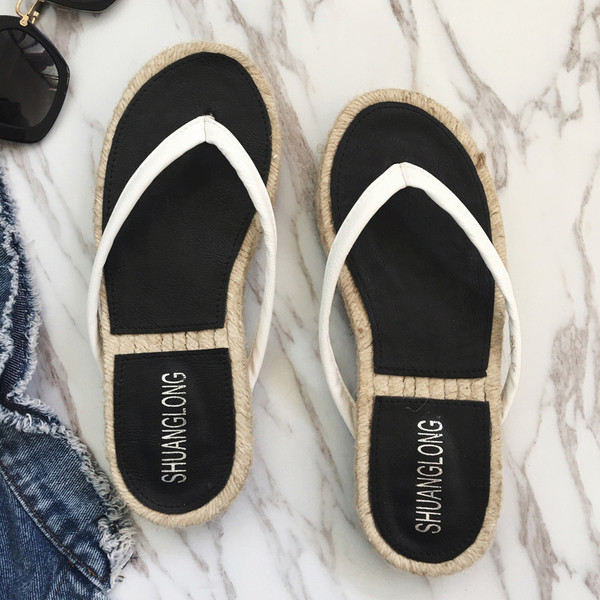 Casual γυναικείες παντόφλες  σε λευκό και μαύρο χρώμα