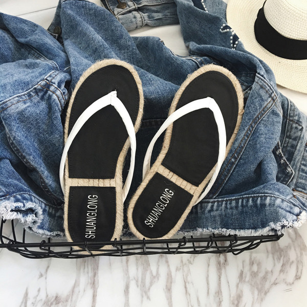 Casual γυναικείες παντόφλες  σε λευκό και μαύρο χρώμα