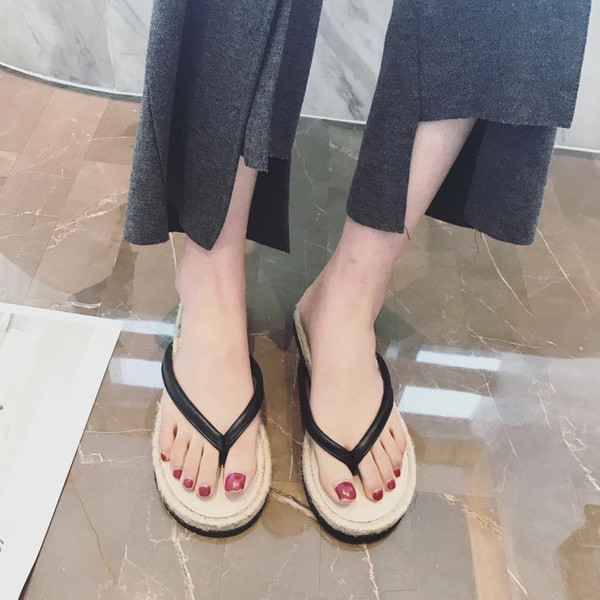 Casual γυναικείες παντόφλες  σε λευκό και μαύρο χρώμα