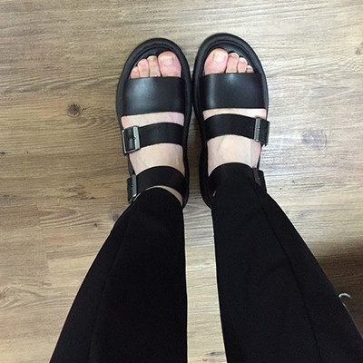 Καουτσούκ κυρίες σανδάλια σε μαύρο και κόκκινο