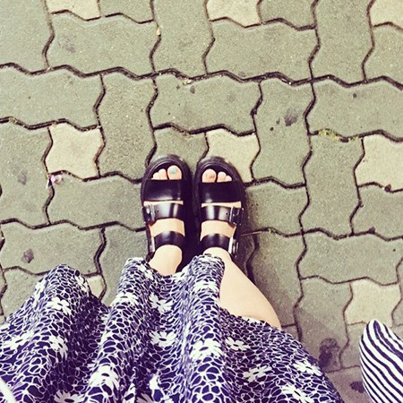 Καουτσούκ κυρίες σανδάλια σε μαύρο και κόκκινο