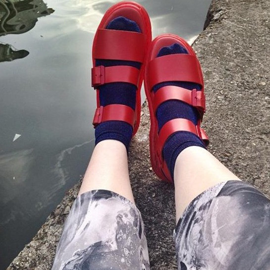 Καουτσούκ κυρίες σανδάλια σε μαύρο και κόκκινο