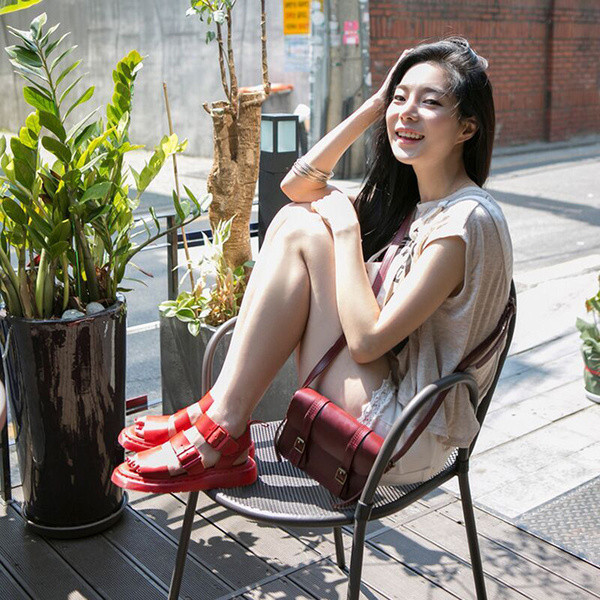 Καουτσούκ κυρίες σανδάλια σε μαύρο και κόκκινο