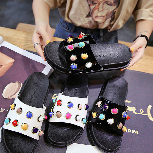 Γυναικείες παντόφλες κατάλληλες για καθημερινή ζωή με έγχρωμες πέτρες