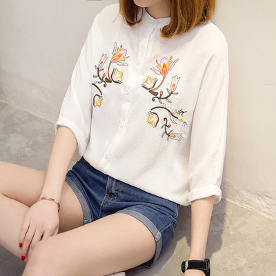 πουκάμισο σύγχρονες γυναίκες με λουλούδια εκτύπωση σε μπλε, λευκό και ροζ