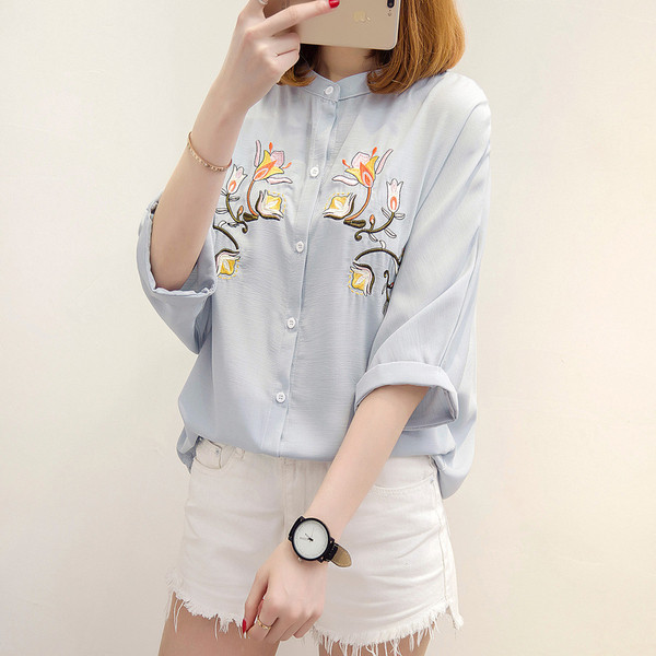 πουκάμισο σύγχρονες γυναίκες με λουλούδια εκτύπωση σε μπλε, λευκό και ροζ