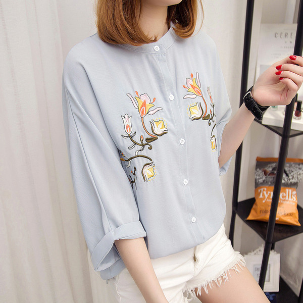 πουκάμισο σύγχρονες γυναίκες με λουλούδια εκτύπωση σε μπλε, λευκό και ροζ