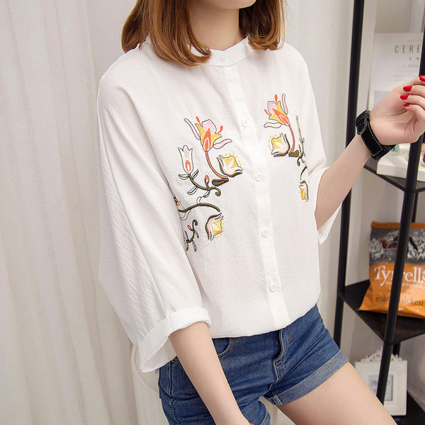 πουκάμισο σύγχρονες γυναίκες με λουλούδια εκτύπωση σε μπλε, λευκό και ροζ