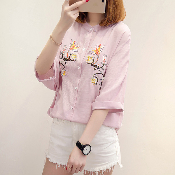 πουκάμισο σύγχρονες γυναίκες με λουλούδια εκτύπωση σε μπλε, λευκό και ροζ