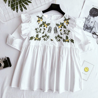 Κομψό κυρίες μπλούζα με κεντημένα λουλούδια σε μπλε και άσπρο, 3/4 μανίκι