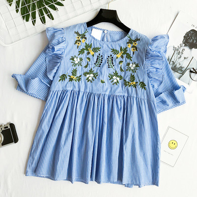 Κομψό κυρίες μπλούζα με κεντημένα λουλούδια σε μπλε και άσπρο, 3/4 μανίκι