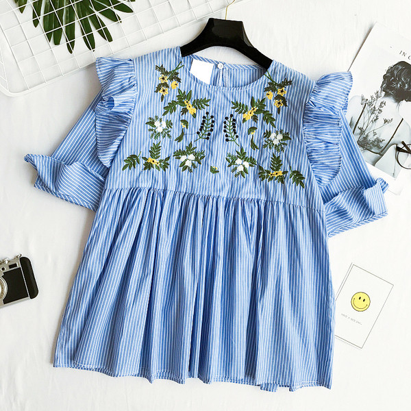 Κομψό κυρίες μπλούζα με κεντημένα λουλούδια σε μπλε και άσπρο, 3/4 μανίκι