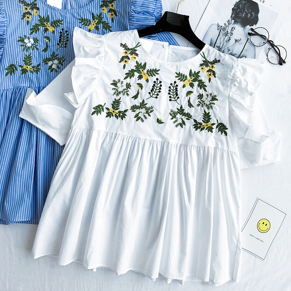 Κομψό κυρίες μπλούζα με κεντημένα λουλούδια σε μπλε και άσπρο, 3/4 μανίκι