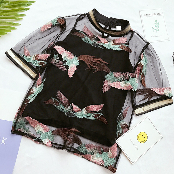 Όμορφες κυρίες διαφανή μπλούζα με εκτυπώσεις + γιλέκο σε μαύρο χρώμα